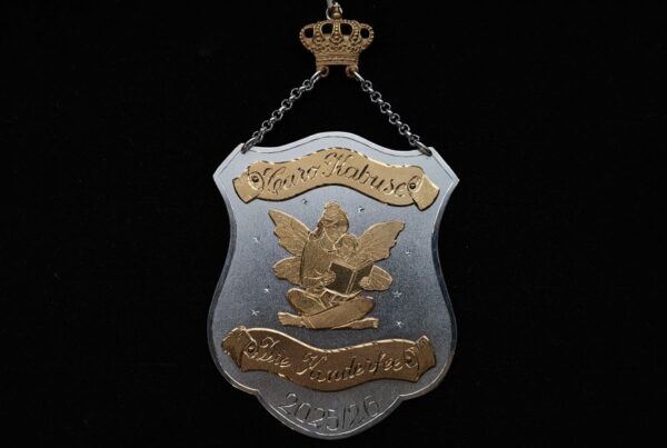 Königsschild mit vergoldeten Schriftbändern