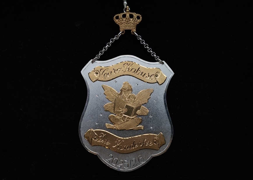 Königsschild mit vergoldeten Schriftbändern